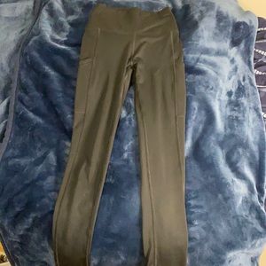 Black pocketed leggings